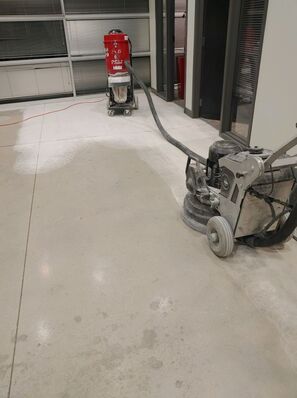 Before & After Commercial Floor Cleaning in Aurora, IL (2)